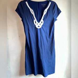 Lilly Pulitzer size small. Used. Good condition. Shift dress. Navy Blue.